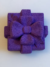 Load image into Gallery viewer, Pretty Posh Things Purple Pretty Present Jewelry Bath Bomb (24 oz)