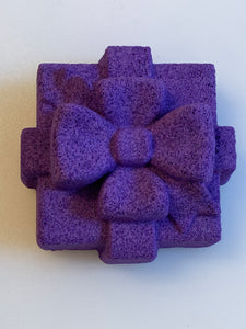 Pretty Posh Things Purple Pretty Present Jewelry Bath Bomb (24 oz)